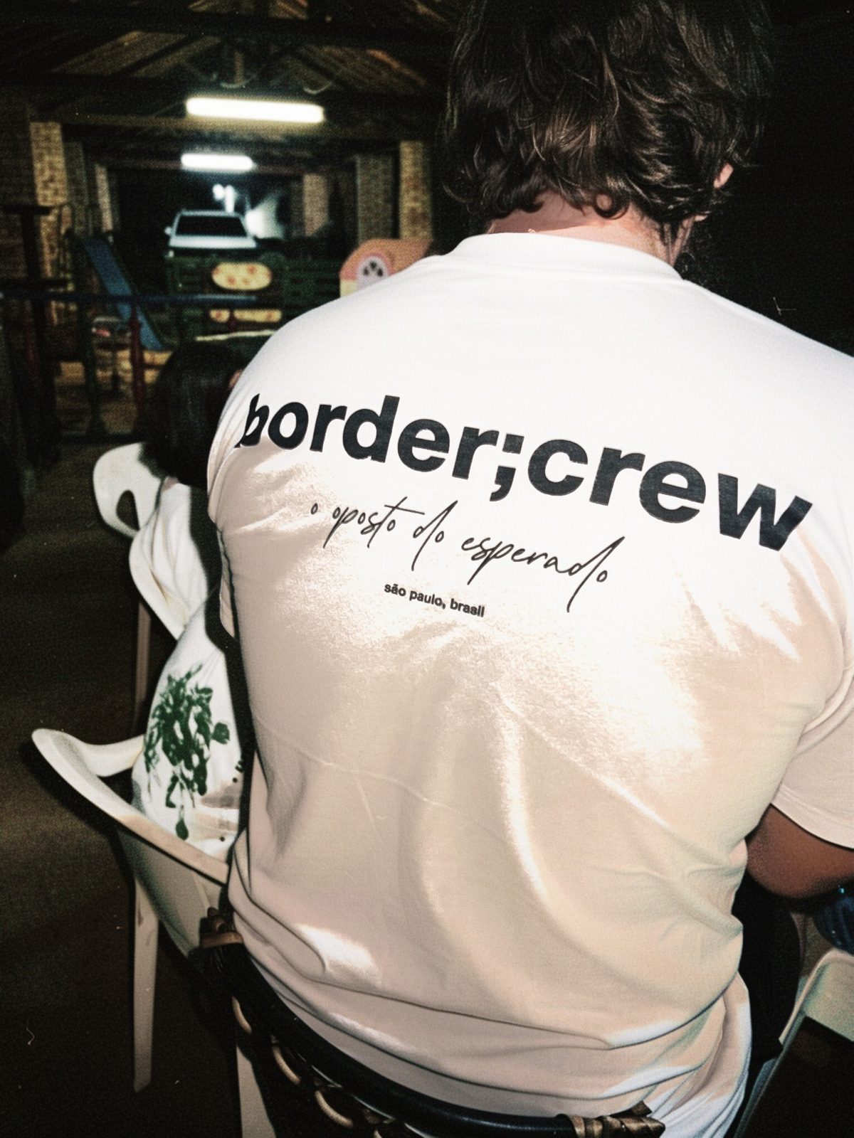 Cenário C autoral: rolê no sítio com flash, camiseta border crew de costas