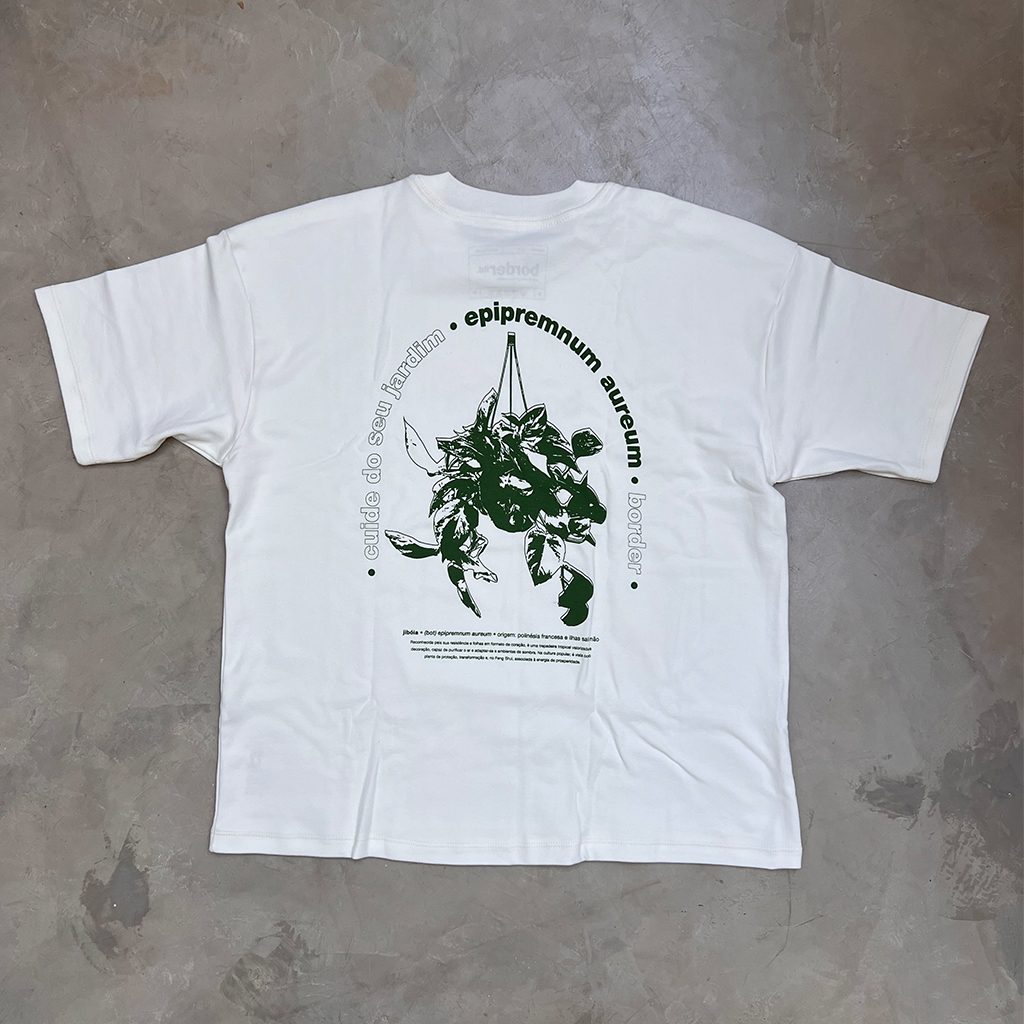 Cenário D autoral: still da camiseta jiboia contra parede