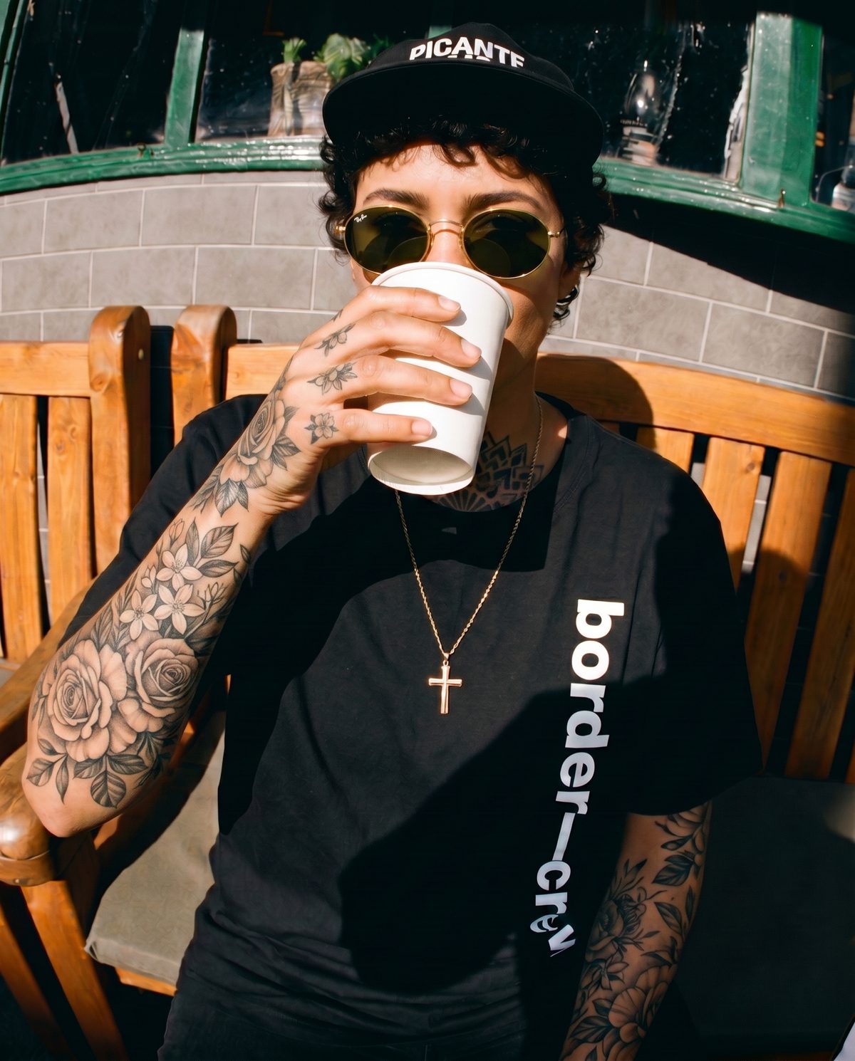 Cenário B gerado por IA: camiseta border crew preta, sol duro, café