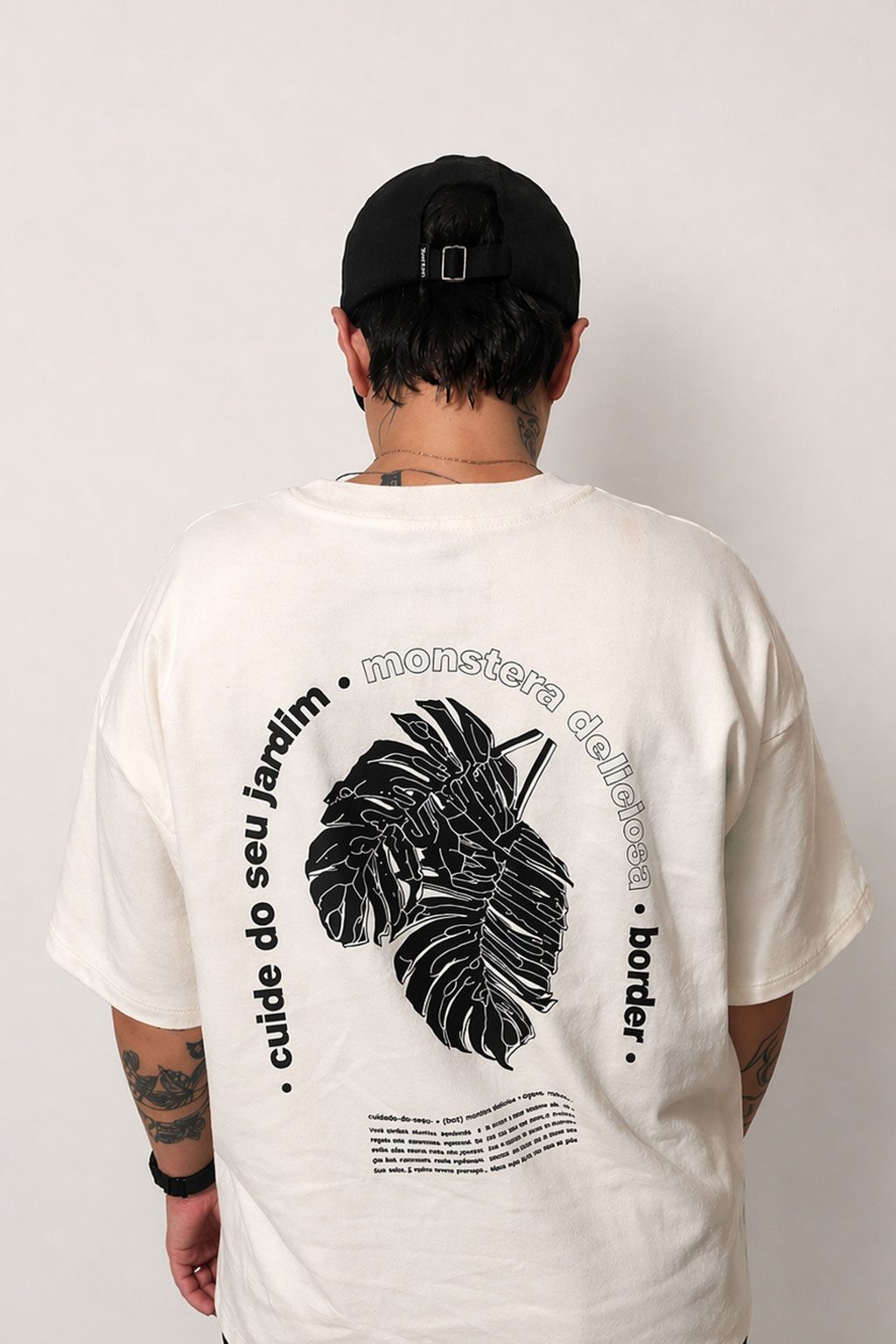 Foto de produto no corpo: modelo de costas com estampa monstera