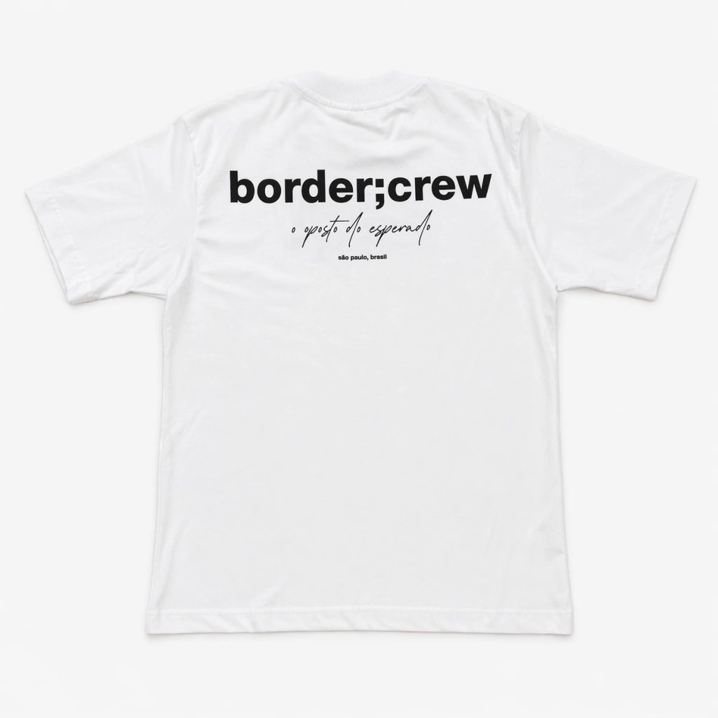 Foto de produto no corpo: modelo com camiseta border ltd branca, fundo neutro