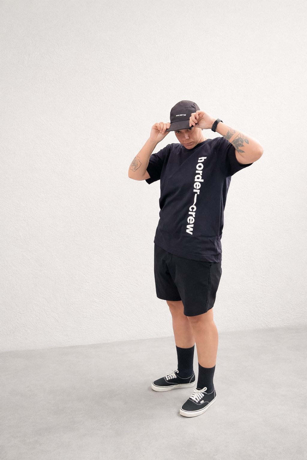 Foto de produto no corpo: modelo com camiseta border crew preta oversized