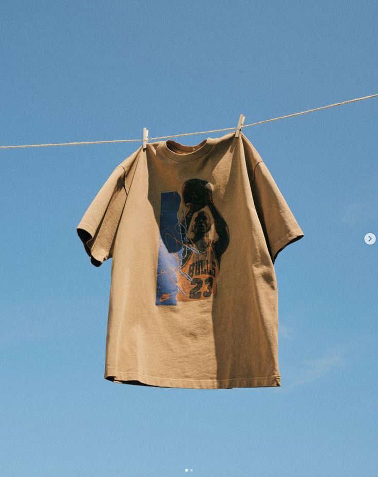 Referência: camiseta no varal contra o céu
